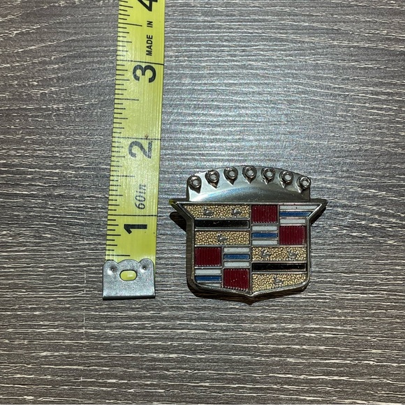 VINTAGE CADILLAC Trunk Lid Cover Emblem Metal Badge 2” No. 9724504 - Picture 4 of 5